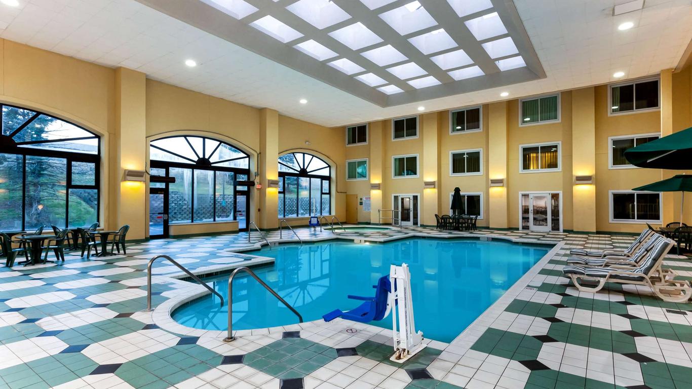 La Quinta Inn & Suites by Wyndham Milwaukee Bayshore Area